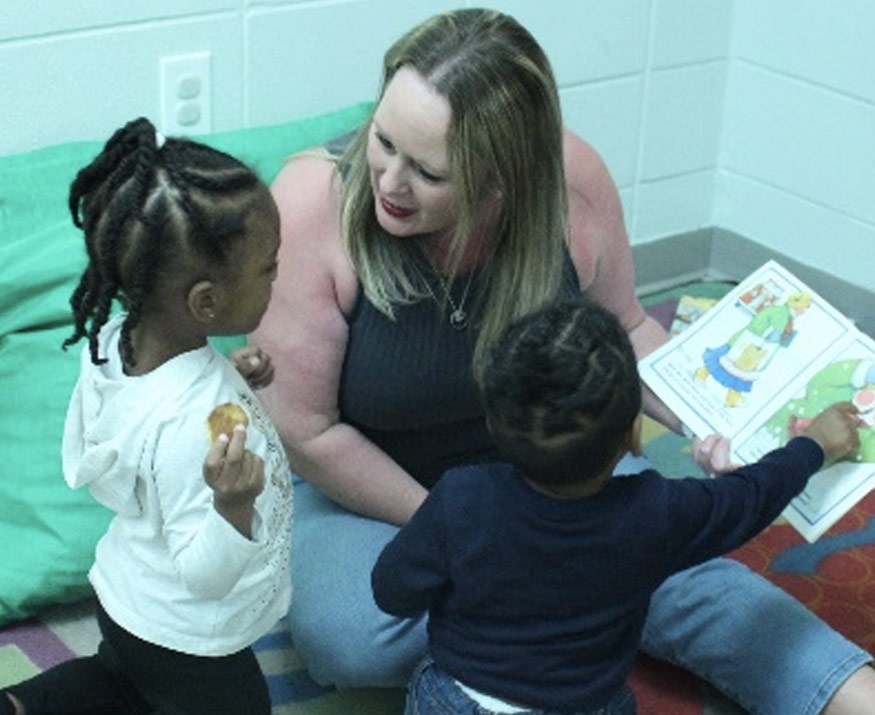 Lady reading to kids